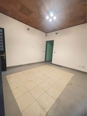 Studio moderne à louer Nsimeyon, à pied du goudron - Image 2