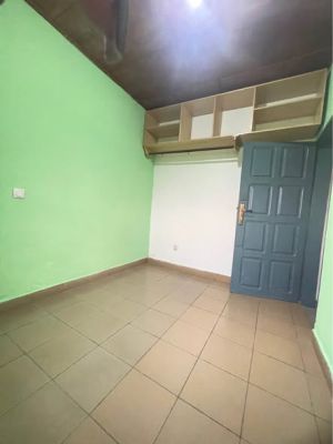 Studio moderne à louer Nsimeyon, à pied du goudron - Image 4