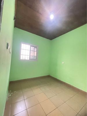 Studio moderne à louer Nsimeyon, à pied du goudron - Image 5