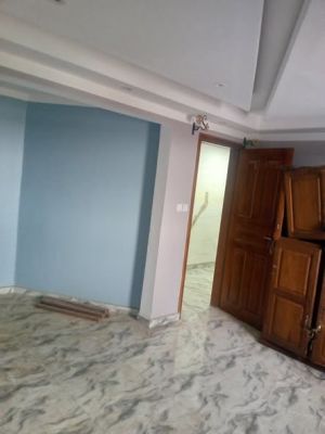 Studio moderne à louer à Douala au quartier log baba saint thomas dans un immeuble situé au 3 eme niveau - Image 1