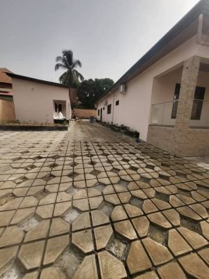 Villa à louer dans le quartier résidentiel de kipé très accessible - Image 3