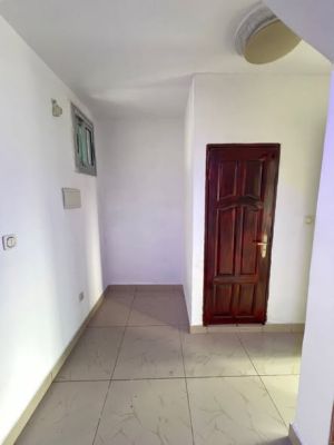 Studio modern propre pour intègre maintenant disponible a Logpom Gabon Bar - Image 3