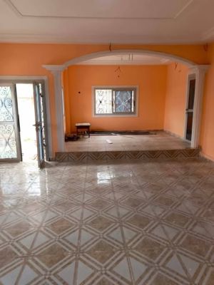 Très grand et Joli appartement haut standing a louer dans un immeuble derrière l'entrée lycée village - Image 3