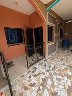 Appartement vip nouvellement construit à louer à nkolfoulou moto 200. 2ch 1dch Forage parking magasin disponible. - Image 1