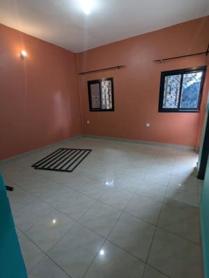 Appartement vip nouvellement construit à louer à nkolfoulou moto 200. 2ch 1dch Forage parking magasin disponible. - Image 2