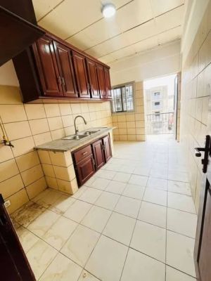 Appartement moderne au 3e niveau à Logpom Gabon bar à 150 Frs du goudron - Image 5