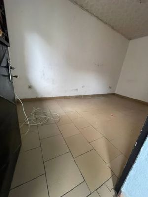 magnifique studio moderne disponible à l’étage avec parking moto et balcon personnel - Image 2