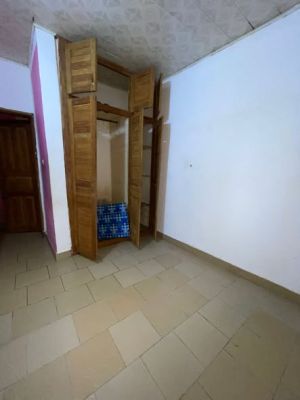 magnifique studio moderne disponible à l’étage avec parking moto et balcon personnel - Image 4