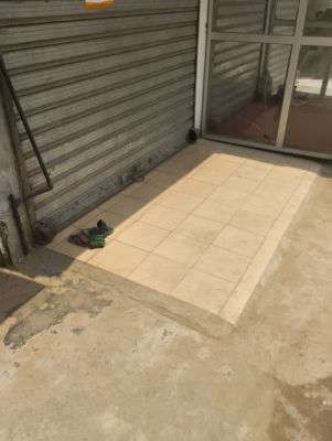 Boutique située à Deido au marché Saker sur l'axe principal - Image 1