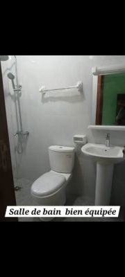 Studio neuf, staffé haut standing au  premier etage à louer à Awae/Nkolanga.Zone  calme et résidentielle. - Image 2