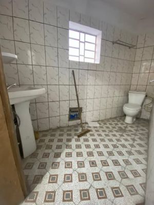 Studio moderne situé à Kotto collège Nal avec forage, gardien, parking, balcon vaste - Image 2