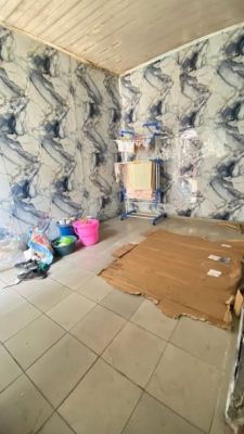 Super chambre moderne à louer à la grande Shell village bien propre carrelé partout sur le goudron dans la barrière - Image 3