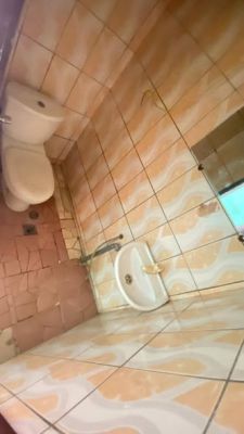 Super chambre moderne à louer à la grande Shell village bien propre carrelé partout sur le goudron dans la barrière - Image 4