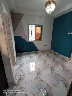 Studio moderne disponible à ci cacao non loin de la route à l'étage bein propre avec forage compteur électrique dispo... - Image 1