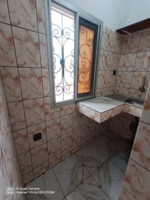 Studio moderne disponible à ci cacao non loin de la route à l'étage bein propre avec forage compteur électrique dispo... - Image 2