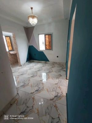 Studio moderne disponible à ci cacao non loin de la route à l'étage bein propre avec forage compteur électrique dispo... - Image 3