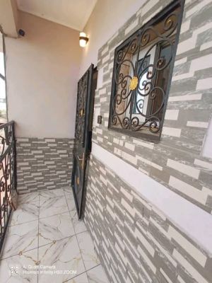 Studio moderne disponible à ci cacao non loin de la route à l'étage bein propre avec forage compteur électrique dispo... - Image 4