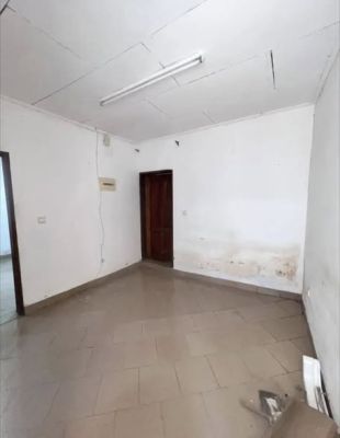 Studio moderne à akwa nord à moins de 15m du goudron bien propre derrière l'hôtel madiba compteur prépayé eau du forage - Image 1