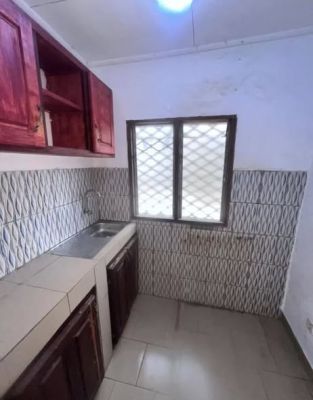 Studio moderne à akwa nord à moins de 15m du goudron bien propre derrière l'hôtel madiba compteur prépayé eau du forage - Image 3