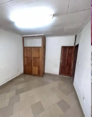 Studio moderne à akwa nord à moins de 15m du goudron bien propre derrière l'hôtel madiba compteur prépayé eau du forage - Image 4