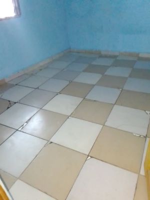 Très vaste et jolie studio moderne cadre très sécurisé a l'immeuble avec forage disponible a Ndogbassi derrière le co... - Image 2