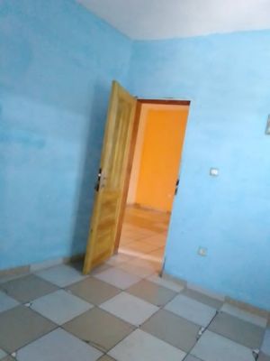 Très vaste et jolie studio moderne cadre très sécurisé a l'immeuble avec forage disponible a Ndogbassi derrière le co... - Image 4