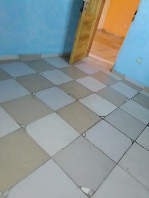 Très vaste et jolie studio moderne cadre très sécurisé a l'immeuble avec forage disponible a Ndogbassi derrière le co... - Image 5