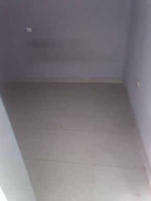 chambre disponible ici a pk 15 carrefour Dallas chambre moderne propre et sécurisé je suis moi même dans la cité tu m... - Image 1