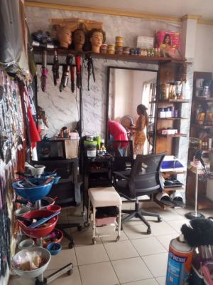 Urgence signalée Fond de salon de coiffure femme (institut de beauté) complet à vendre - Image 1