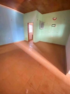 Vaste studio moderne à louer à Mendong (200-150f de l’entrée simbok ou carrefour banane) , dans la barrière sécurisée - Image 1