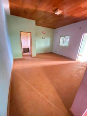 Vaste studio moderne à louer à Mendong (200-150f de l’entrée simbok ou carrefour banane) , dans la barrière sécurisée - Image 3