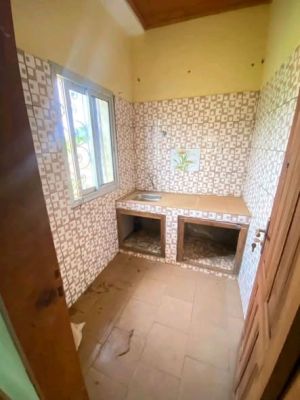 Vaste studio moderne à louer à Mendong (200-150f de l’entrée simbok ou carrefour banane) , dans la barrière sécurisée - Image 4