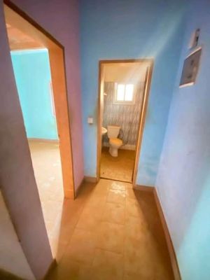 Vaste studio moderne à louer à Mendong (200-150f de l’entrée simbok ou carrefour banane) , dans la barrière sécurisée - Image 5