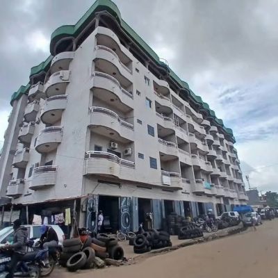 Mise en vente d’un immeuble de R+5 situé a #Madina   le plus grand marché de la #RépubliquedeGuinée - Image 1
