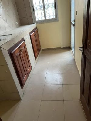 Grand joli appartement haut standing nouvellement construit à Louer Dans un immeuble a japoma sur la route de ... - Image 5