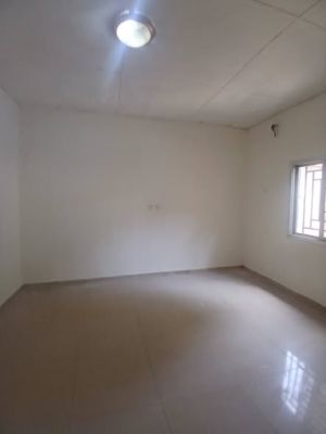 Appartement en location  au-rez-de-chaussée dans une cour fermée très  accessible - Image 2