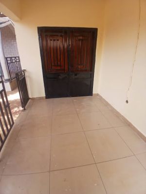 Appartement en location  au-rez-de-chaussée dans une cour fermée très  accessible - Image 4