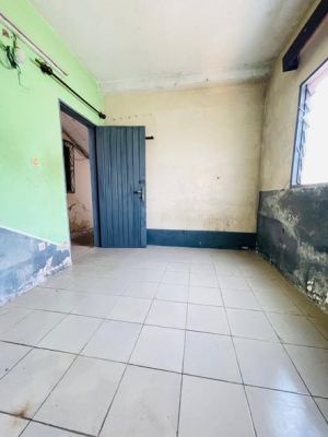 Chambre moderne avec cuisine peinture à refaire sur goudron à Ange Raphreal un taxi de la ville - Image 1