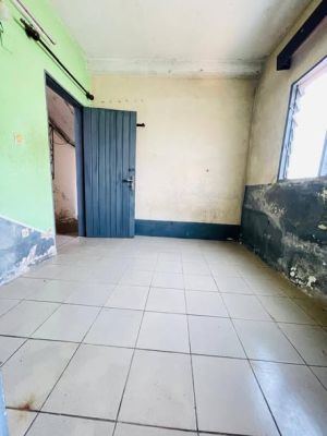 Chambre moderne avec cuisine peinture à refaire sur goudron à Ange Raphreal un taxi de la ville - Image 2