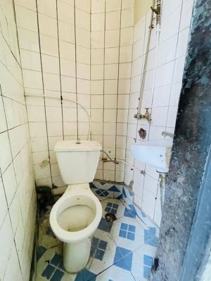 Chambre moderne avec cuisine peinture à refaire sur goudron à Ange Raphreal un taxi de la ville - Image 3