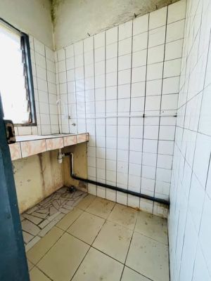 Chambre moderne avec cuisine peinture à refaire sur goudron à Ange Raphreal un taxi de la ville - Image 4