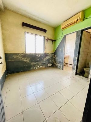 Chambre moderne avec cuisine peinture à refaire sur goudron à Ange Raphreal un taxi de la ville - Image 5