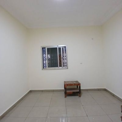 Appartement à #ouer au 1er étage bord goudron principal à Sonfonia Manger Boungnie dans une cour fermée très ... - Image 2