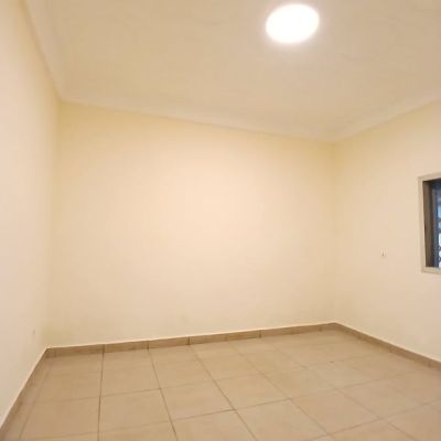 Appartement à #ouer au 1er étage bord goudron principal à Sonfonia Manger Boungnie dans une cour fermée très ... - Image 3