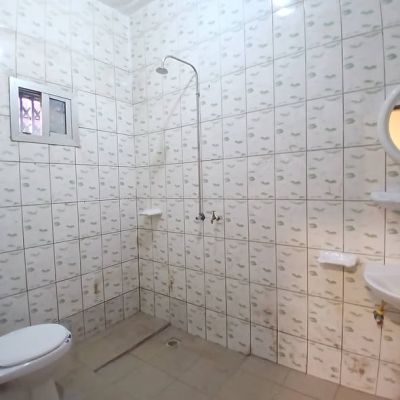 Appartement à #ouer au 1er étage bord goudron principal à Sonfonia Manger Boungnie dans une cour fermée très ... - Image 4