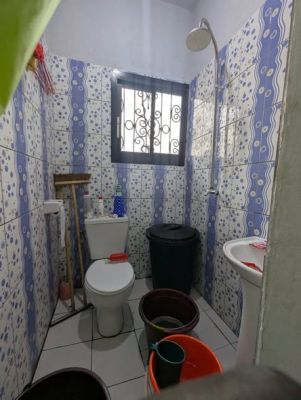 Chambre moderne 3 pièces à louer à Obobogo dans la barrière avec eau courant - Image 3