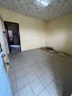 Studio moderne 4 pièces a louer ndogbong bel air dans un cadre sécurisé barrière a l'immeuble balcon - Image 1