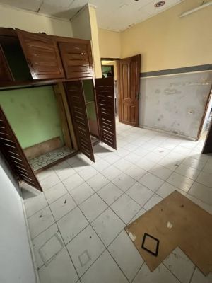 Studio moderne 4 pièces a louer ndogbong bel air dans un cadre sécurisé barrière a l'immeuble balcon - Image 2