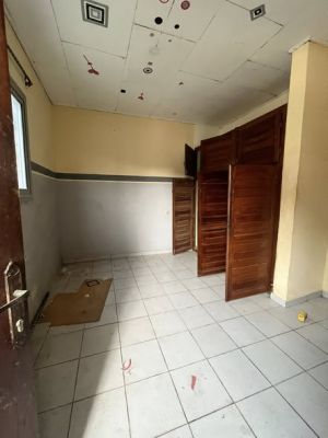 Studio moderne 4 pièces a louer ndogbong bel air dans un cadre sécurisé barrière a l'immeuble balcon - Image 3