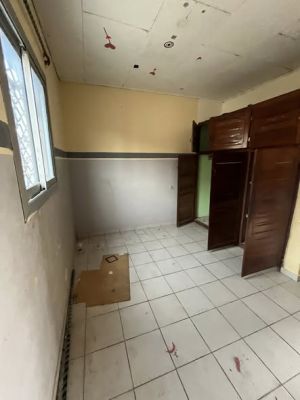 Studio moderne 4 pièces a louer ndogbong bel air dans un cadre sécurisé barrière a l'immeuble balcon - Image 4